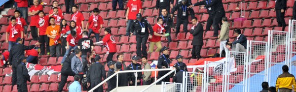  利物浦球迷冲场抗议，警方介入调查  