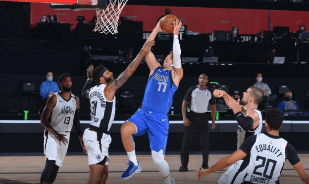 NBA-东契奇压哨绝杀快船，终结对手四连胜登顶西部引热议